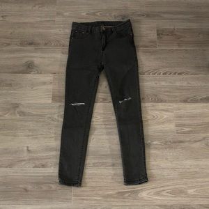 Woman's Black Knee Ripped Skinny Jeans